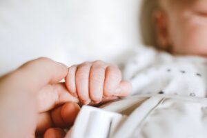 Трагедија во Вевчани: Почина седум месечно бебе, мајката тврди дека паднало од кревет, обвинителството го истражува случајот