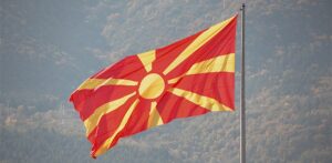 Македонската амбасада во Тирана за нашите државјани кои ќе летуваат во Албанија објави телефонски броеви за итни случаи