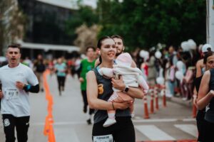 Браво мајка! Бојана Манева од Штип на трка со бебето в раце