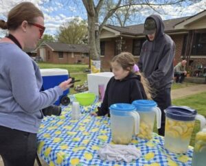 Девојче(7) продава лимонада да собере пари за споменик на мајка си