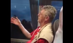 (Видео) Пеел 14 часа додека патувал, патниците од очај бегале од автобусот