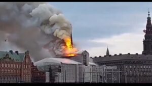 (Видео) Пожар ја голта најпознатата зграда во Копенгахен, се урна врвот