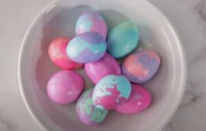(Видео) Зошто во бојата за јајца треба да додадете и малку масло? Трик кој ќе ве воодушеви