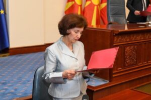 Kабинет на Силјановска Давкова: Претседателката ќе се придржува до официјалната примена на уставното име, во јавни настапи има лично право на самоопределување