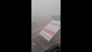 (Видео) Падна билборд и уби 14 луѓе – Трагедија во Индија