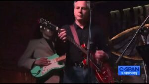 (Видео) „Додека се гине тој свири гитара“ – Украинците се налутија на Блинкен, свирел и пеел во клуб во Киев