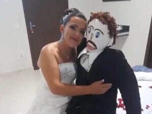 Се омажила за кукла, на свадбата имало 250 луѓе: Невообичаена „љубовна приказна“ во Бразил