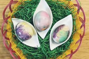(Видео) Едноставна, а импресивна техника: Бојадисајте ги јајцата со памук!