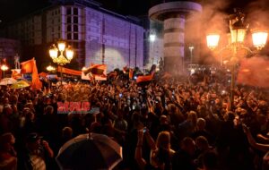 Свеќата на СДСМ изгоре пред зори: Честитки по двојната изборна победа на ВМРО-ДПМНЕ која на големо се славеше
