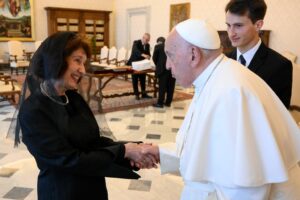 Силјановска Давкова и Радев нема да се сретнат во Ватикан: Таа ја продолжува играта со зборови без „Северна“, тој бара промена во реториката