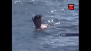(Видео) Пијан српски турист убил ајкула во Шарм Ел Шејк, го прогласиле за херој
