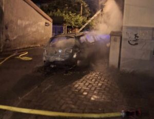 Запалено возилото на директорот на затворот „Идризово“