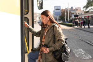 Во Србија нови правила за патување со автобус, патникот ќе може да носи само една торба