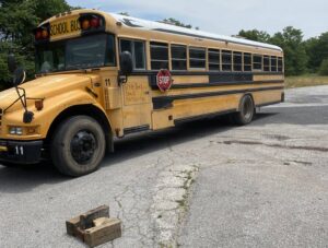 Полицијата откри полн школски автобус со кокошки, мисирки, крава и пони, сексуално ги злоупотребувале
