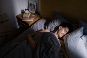 Зошто не треба да спиете со вклучен клима уред? Докторка ги објасни последиците
