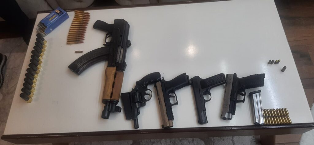 (ВИДЕО) Објавувале фотографии со оружје на социјалните мрежи, полицијата дома во Сингелиќ им запленила цел арсенал