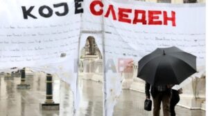 „Кој е следен“ пред ОЈО Скопје постави бело платно со имињата на настраданите во пожарот во Кочани