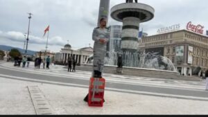 (Видео) „Го заборавивте ли Кочани?“ – Мартин беше врзан на плоштад во Скопје и апелираше за помош на настраданите