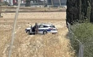 (Видео) Двајца полицајци сред поле воделе љубов во патролното возило – Ги фатила камерата на минувач