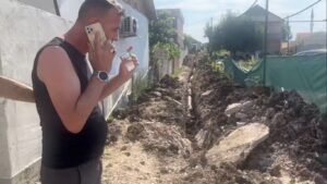(Видео) Инспектор во МВР на диво приклучува вода, нападната советничка од Град Скопје, откри Арсовска
