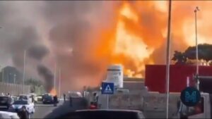(Вознемирувачко видео) Експлозија на бензинска пумпа во Рим, повредени полицајци и пожарникари