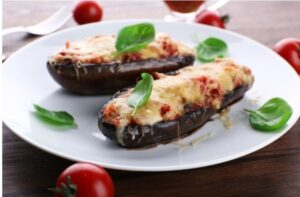 Полнети модри патлиџани со болоњезе сос, летен вкус што се памети!