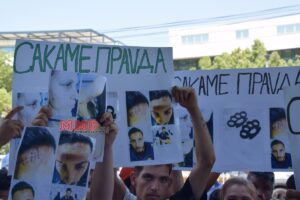 „Да лежиме по две години, а ние сме тепани“ – Протест пред Судот во Штип поради пресуда за напад врз армиски службеник