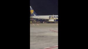 (Видео) Во паника скокале од крилата – Шест патници повредени по пожар во авион на „Рајенер“ во Палма де Мајорка