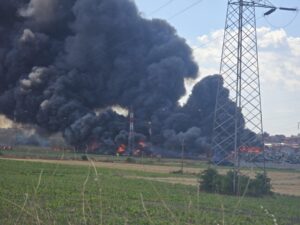 (Видео) Масовна тепачка, апсења и голем пожар во Визбегово, се евакуира и населението